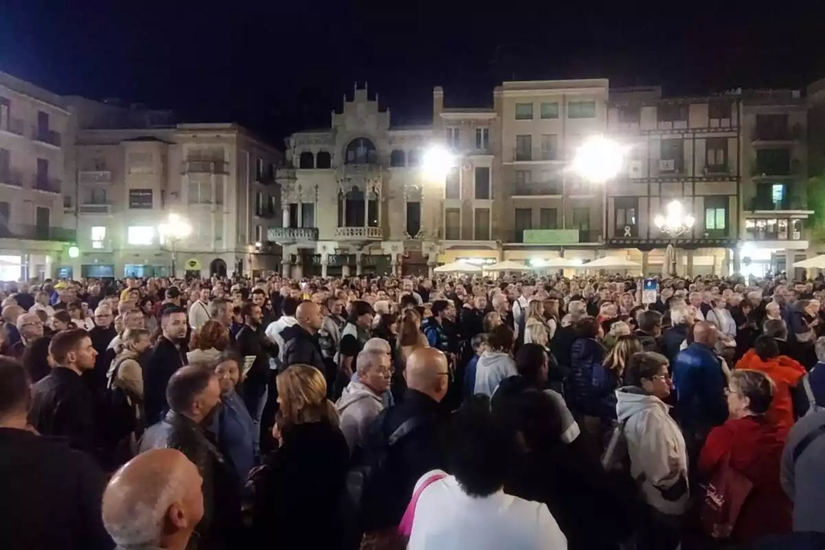 Plano general de una manifestación en la plaza del Mercadal de Reus con centenares de personas ocupando la plaza