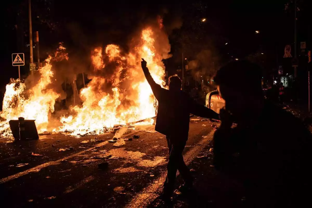 Fuego en contendores, en las calles de Barcelona en una manifestación convocada por el Tsunami Democratic en diciembre de 2019