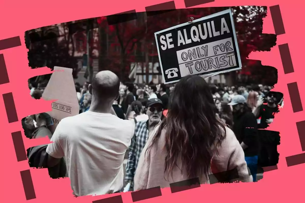 Una multitud en una calle con una persona sosteniendo un cartel que dice "Se alquila solo para turistas" en un diseño con bordes rosados.