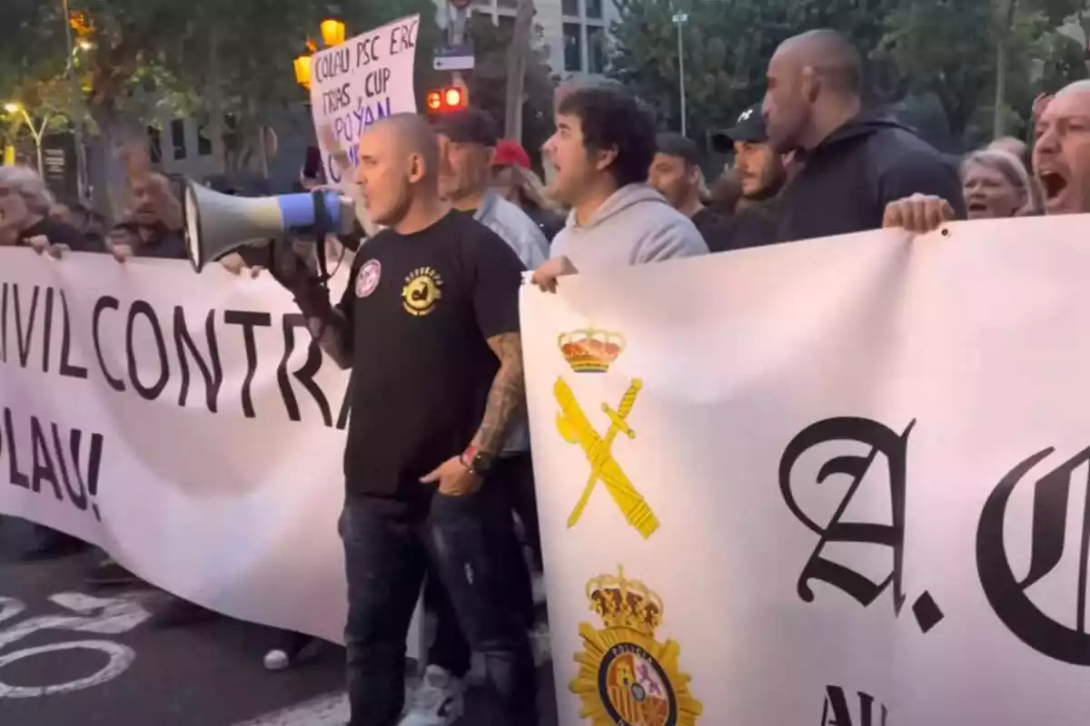 Daniel Esteve y Alvise Pérez en la manifestación de Desokupa en Barcelona