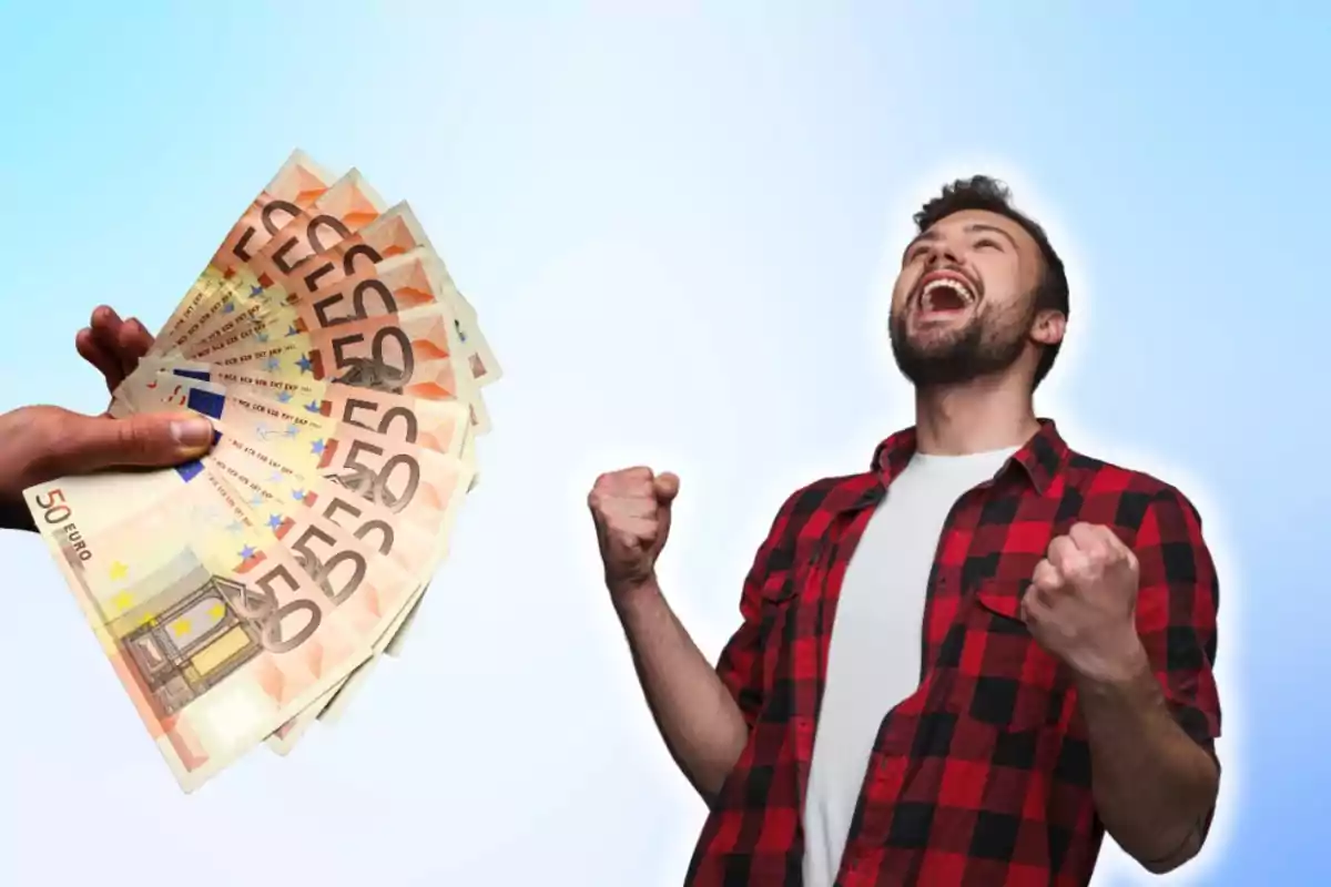 Un hombre celebrando mientras alguien sostiene varios billetes de 50 euros.