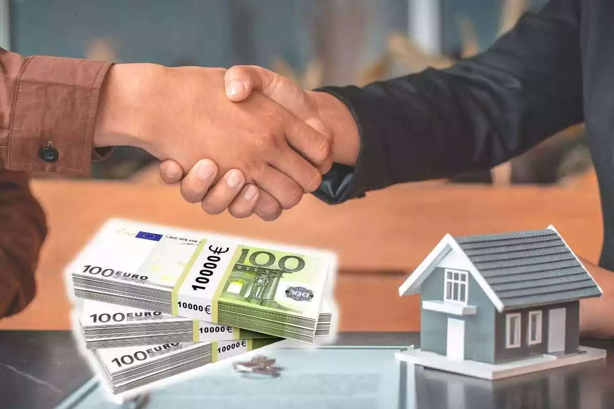 Dos personas dándose la mano tras firmar un contrato junto a la figura de una casa y varios fajos de billetes
