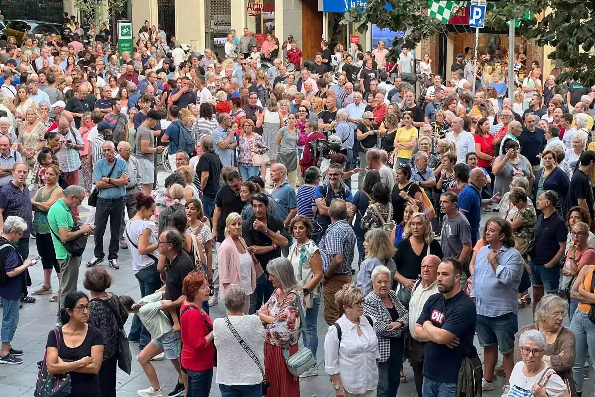 Cientos de ciudadanos de Manresa se manifiestan contra la inseguridad en la ciudad