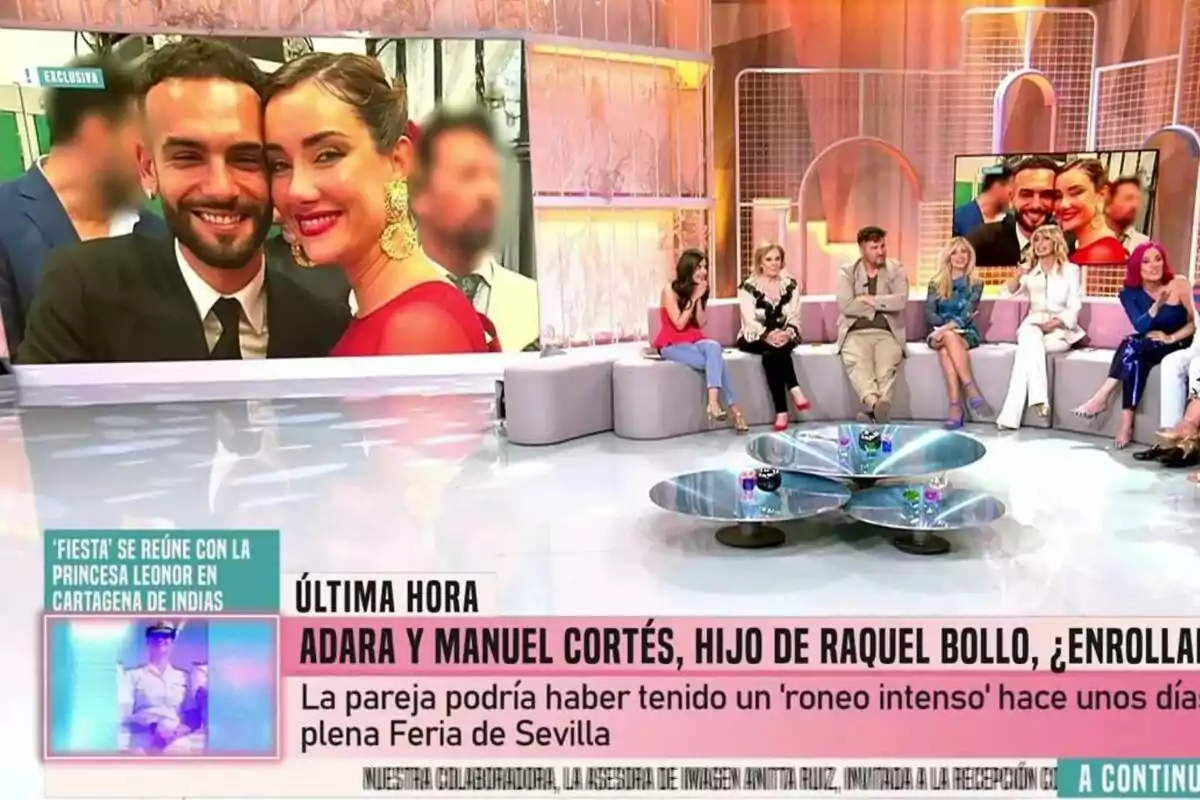 Fiesta muestra a un grupo de personas sentadas en un set moderno, mientras en la pantalla se ve una imagen de Adara Molinero y Manuel Cortés sonriente. Fiesta muestra a un grupo de personas sentadas en un set moderno, mientras en la pantalla se ve una imagen de Adara Molinero y Manuel Cortés sonriente.