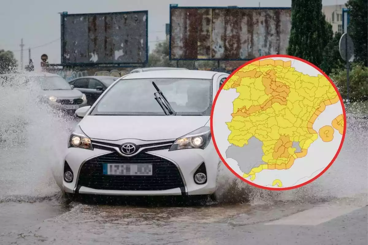 Un coche atravesando un charco con mucha agua y un mapa con fuertes avisos de la aemet