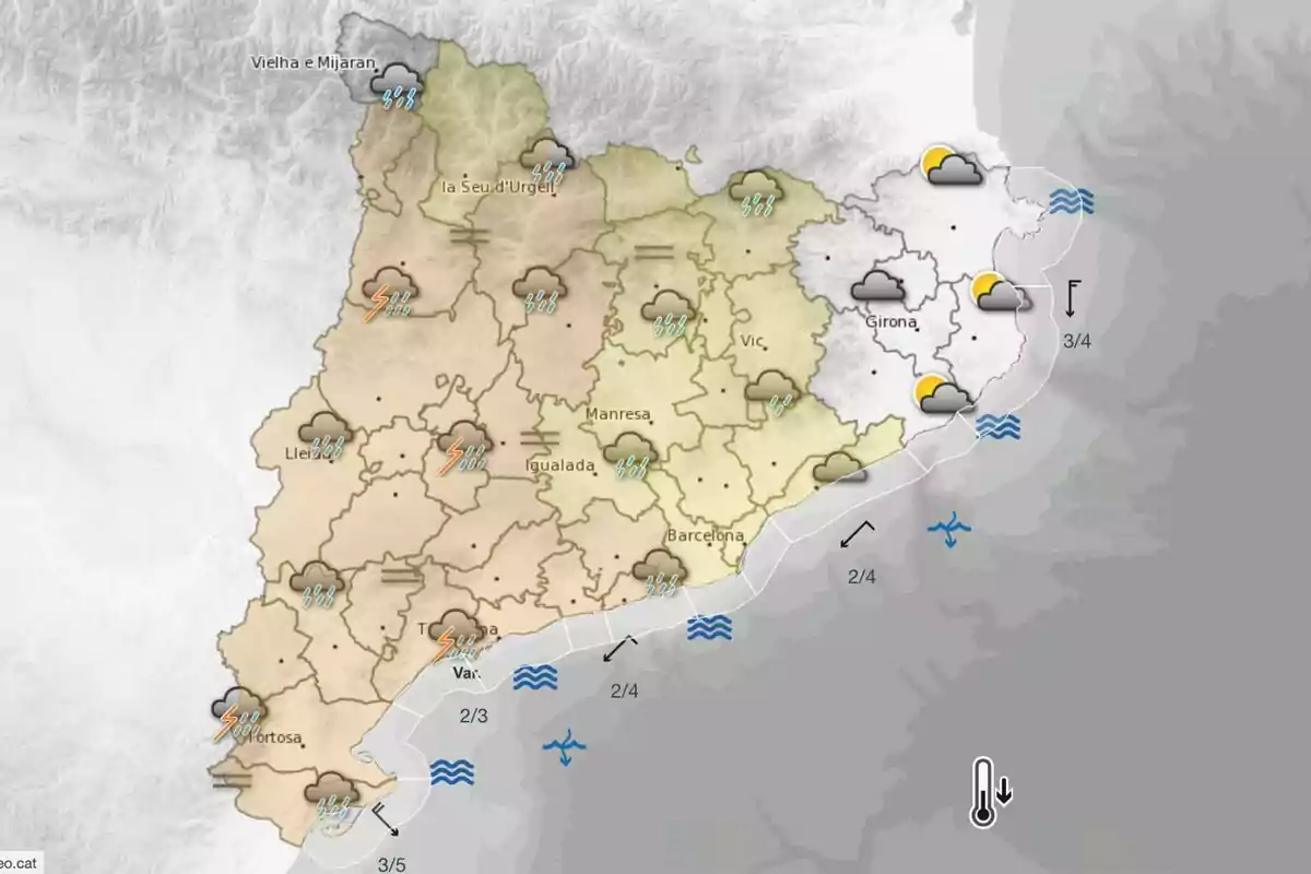 Mapa meteorológico de Cataluña mostrando lluvias y tormentas en varias regiones, con nubes y claros en la costa de Girona y temperaturas bajas. Mapa meteorológico de Cataluña mostrando lluvias y tormentas en varias regiones, con nubes y claros en la costa de Girona y temperaturas bajas.