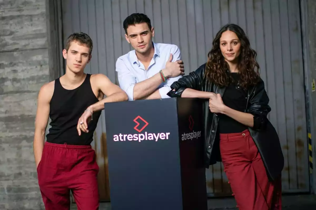 Fotografía de Gabriel Guevara, Hugo Welzel y Laura Simón como protagonistas de Mar Afuera