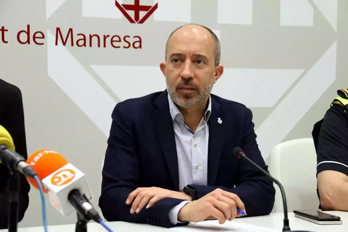 Marc Aloy, alcalde de Manresa, sentado en una rueda de prensa en la sala de prensa del Ayuntamiento de Manresa