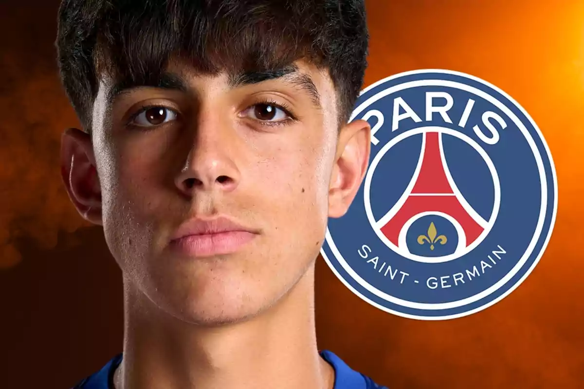 Un joven con cabello oscuro mira hacia adelante con el logo del Paris Saint-Germain a su lado sobre un fondo naranja.