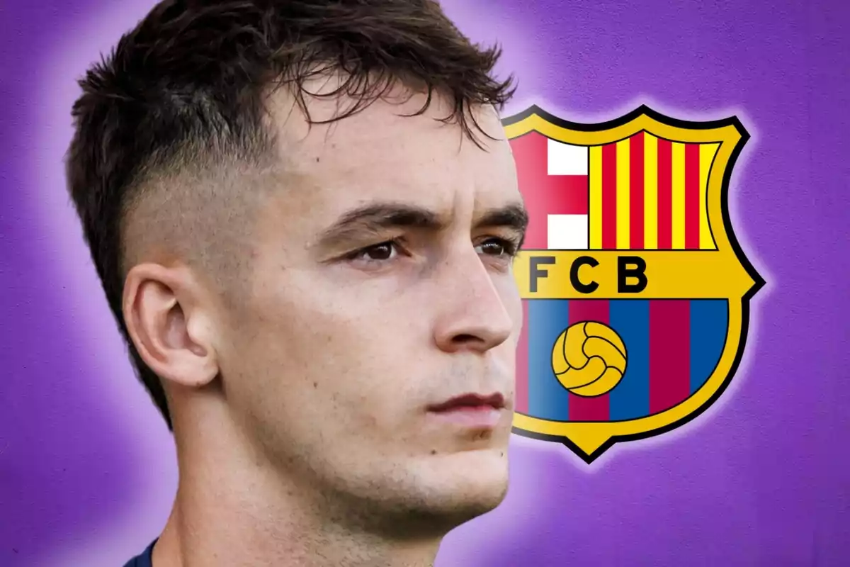 Un hombre de perfil con el escudo del FC Barcelona sobre un fondo morado.