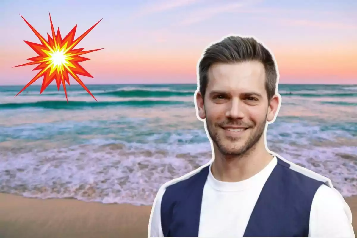 Un hombre sonriente con barba y cabello corto, vestido con una camiseta blanca y un chaleco azul, está superpuesto sobre una imagen de una playa con olas y un cielo al atardecer; en la esquina superior izquierda hay una explosión de colores rojo y amarillo.