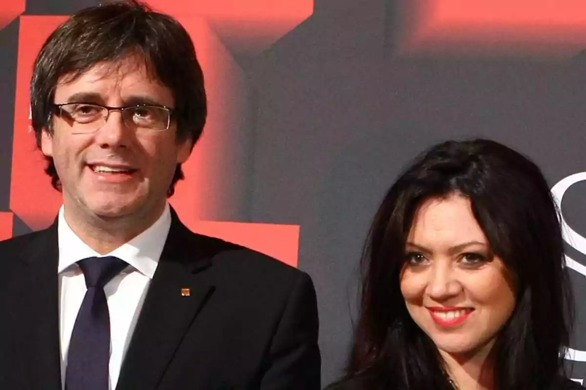 Primer plano de Carles Puigdemont con Marcela Topor en un photocall