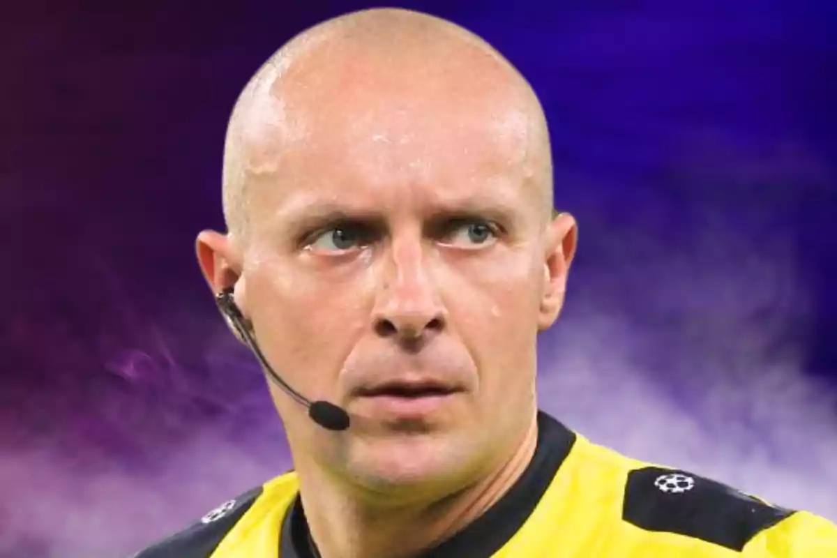 Un árbitro de fútbol con auricular y fondo púrpura.
