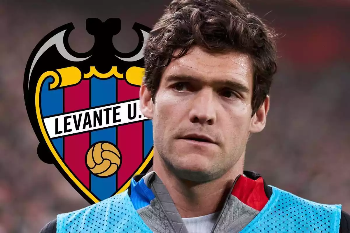 Marcos Alonso mira hacia un lado en el que está el escudo del Levante