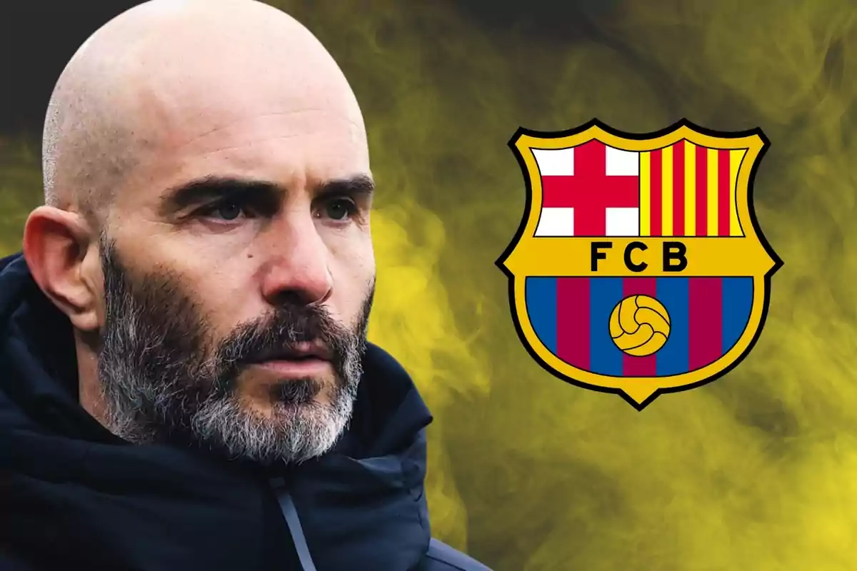 Un hombre calvo con barba y chaqueta oscura junto al escudo del FC Barcelona sobre un fondo con humo amarillo.