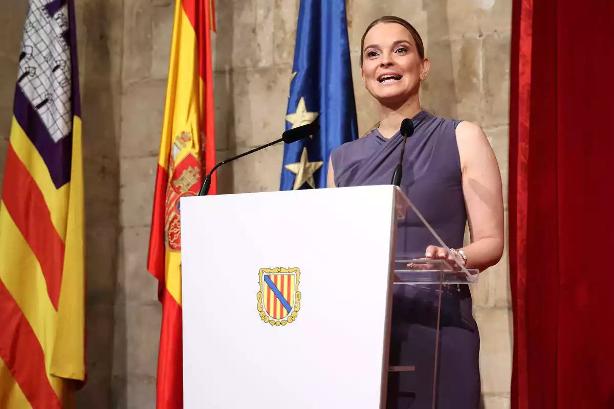 La presidenta del Govern, Margalida Prohens, informa sobre los miembros del nuevo Govern, en la Capilla del Consolat de Mar, a 10 de julio de 2023, en Palma de Mallorca