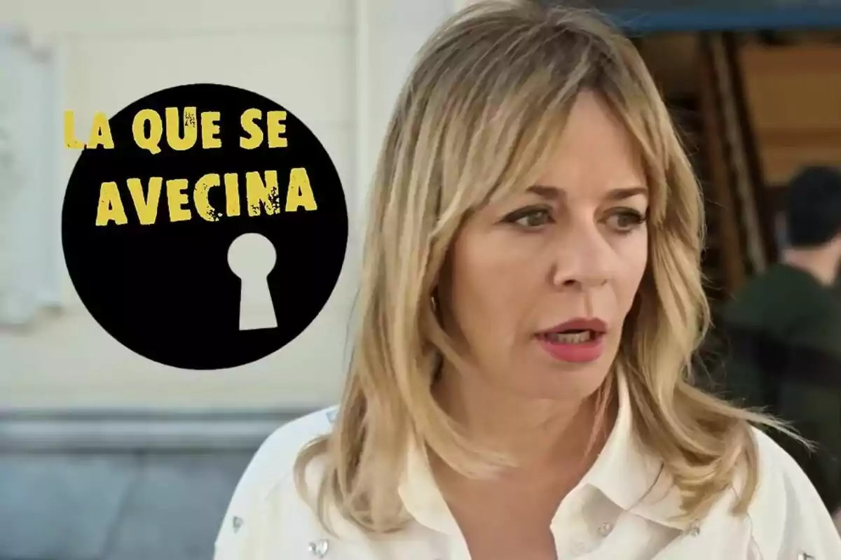 María Adánez rubia con expresión seria junto al logo de "La que se avecina".