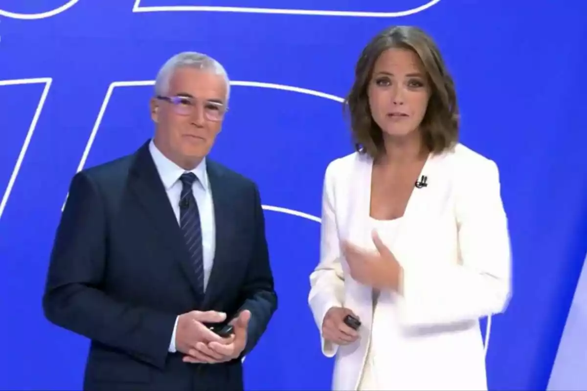 María Casado y David Cantero presentadores de Informativos Telecinco en un set con fondo azul.