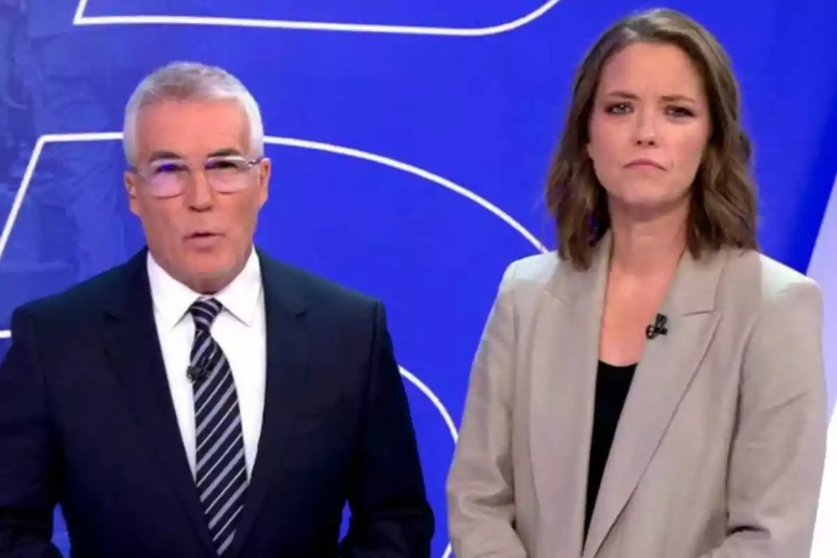 David Cantero y María Casado presentadores de Informativos Telecinco en un estudio con fondo azul.