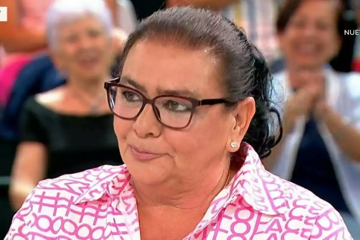 María del Monte con gafas y camisa estampada en el plató de Y ahora Sonsoles sonriente.