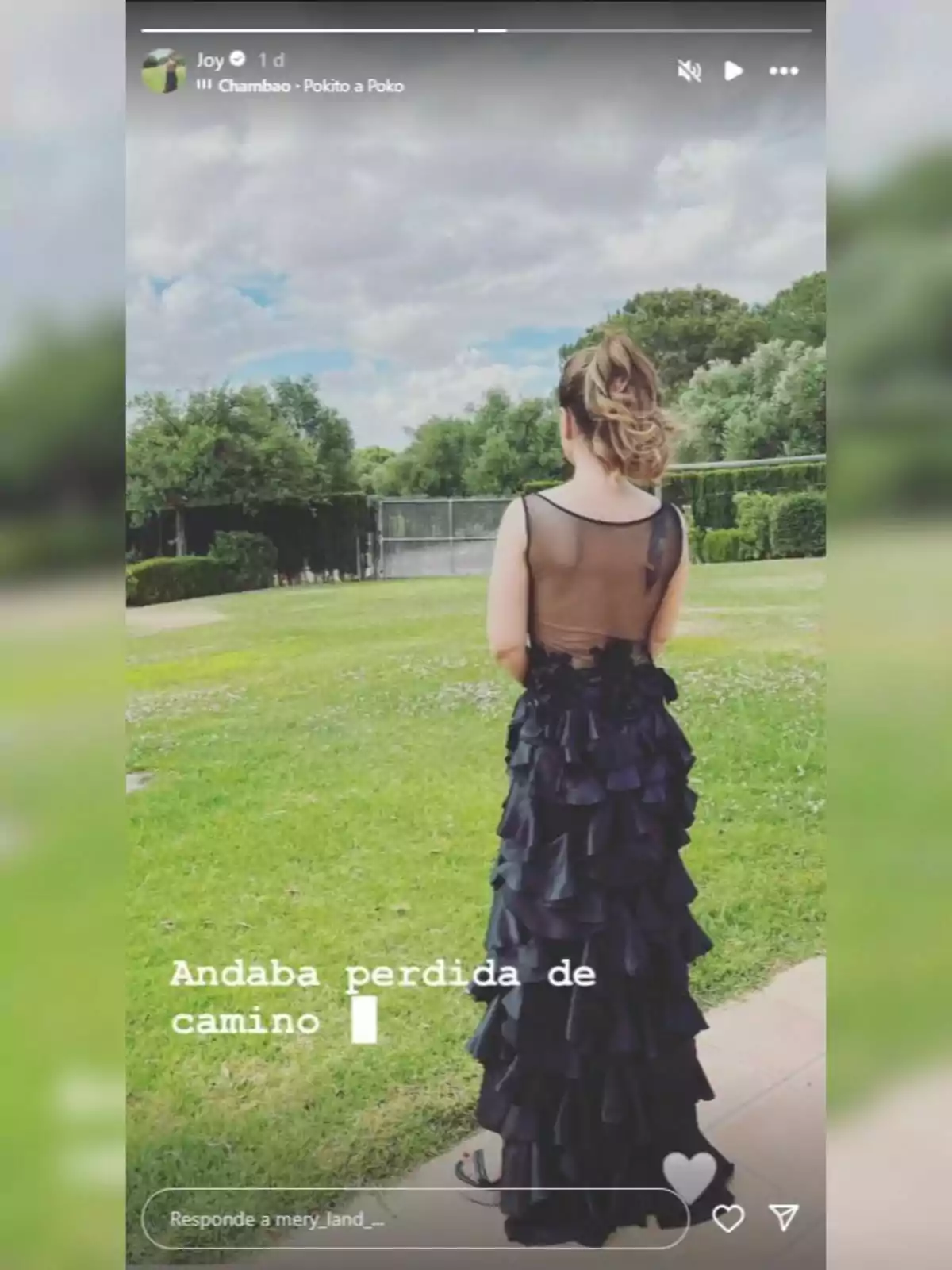 Storie de María José Campanario en Instagram de espaldas con un vestido negro largo Storie de María José Campanario en Instagram de espaldas con un vestido negro largo