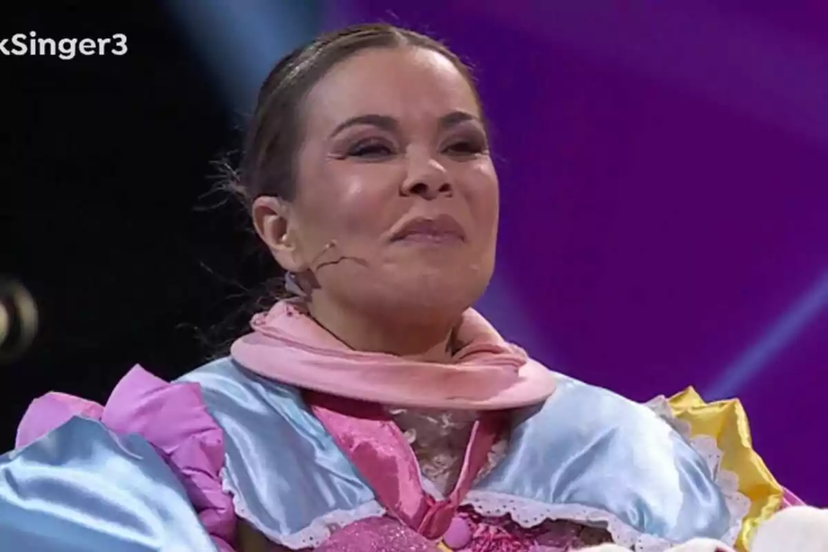 María José Campanario con un disfraz colorido y un micrófono en el escenario de Mask Singer.