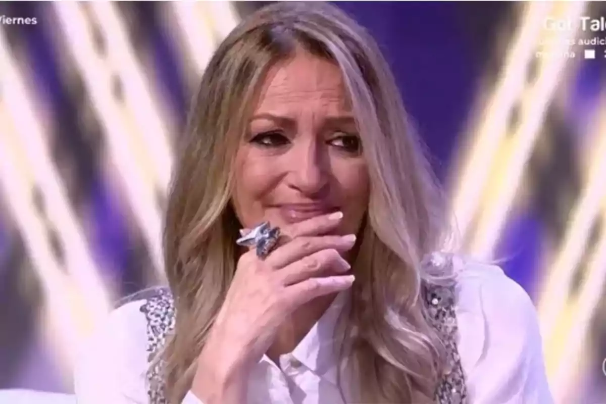 María José Galera, visiblemente emocionada con una blusa blanca y un anillo grande, en una entrevista en '¡De Viernes!' María José Galera, visiblemente emocionada con una blusa blanca y un anillo grande, en una entrevista en '¡De Viernes!'