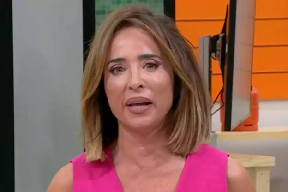 María Patiño con cabello castaño y vestido rosa en La Familia de la Tele.