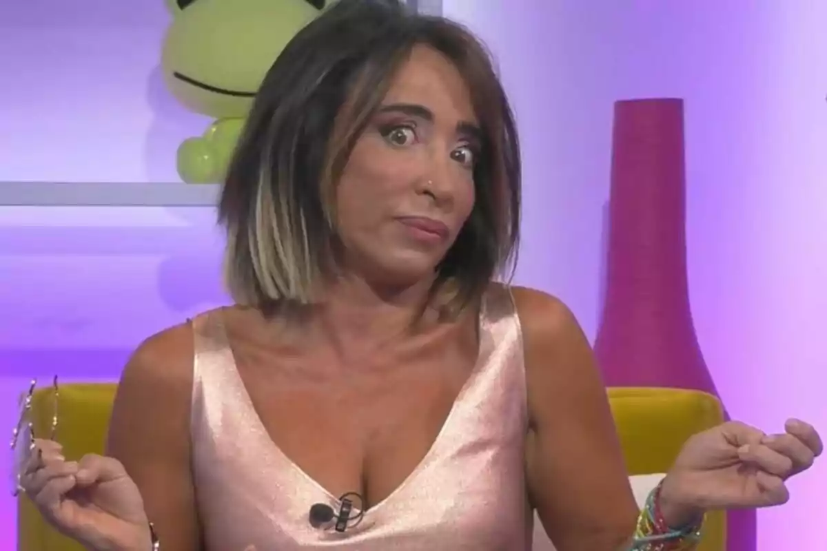 Plano corto de María Patiño con rostro serio en el plató de 'Ni que fuéramos Shhh' durante el programa emitido el 3 de junio de 2024