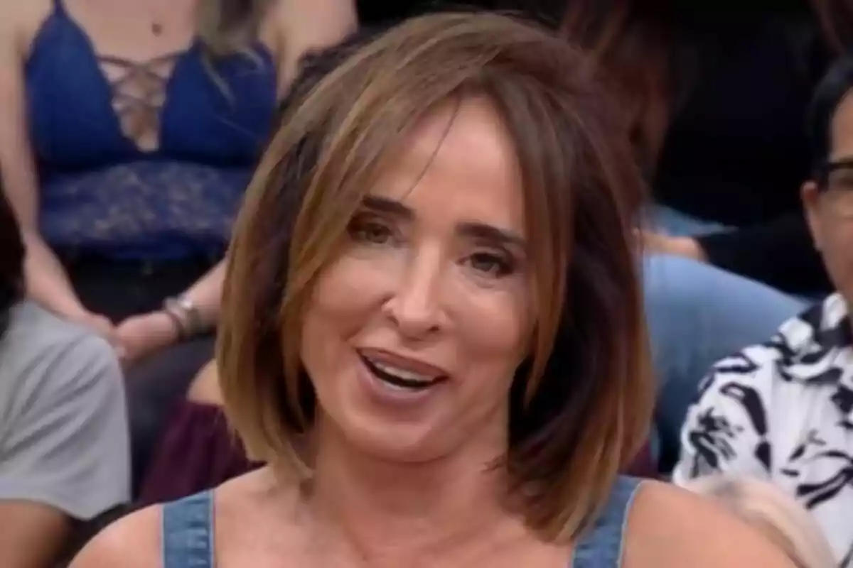 María Patiño de cabello castaño sonríe mientras participa en un programa de televisión con público al fondo en La Familia de la Tele
