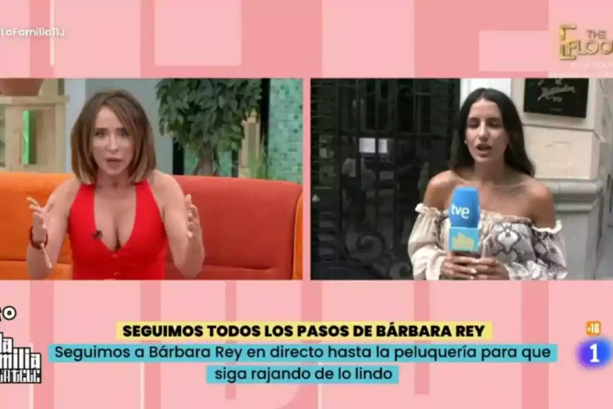 Dos mujeres participan en La Familia de la Tele, María Patiño en un estudio con sofá rojo y la otra en la calle sosteniendo un micrófono azul de tve, con un rótulo en pantalla que menciona a Bárbara Rey y la peluquería. Dos mujeres participan en La Familia de la Tele, María Patiño en un estudio con sofá rojo y la otra en la calle sosteniendo un micrófono azul de tve, con un rótulo en pantalla que menciona a Bárbara Rey y la peluquería.