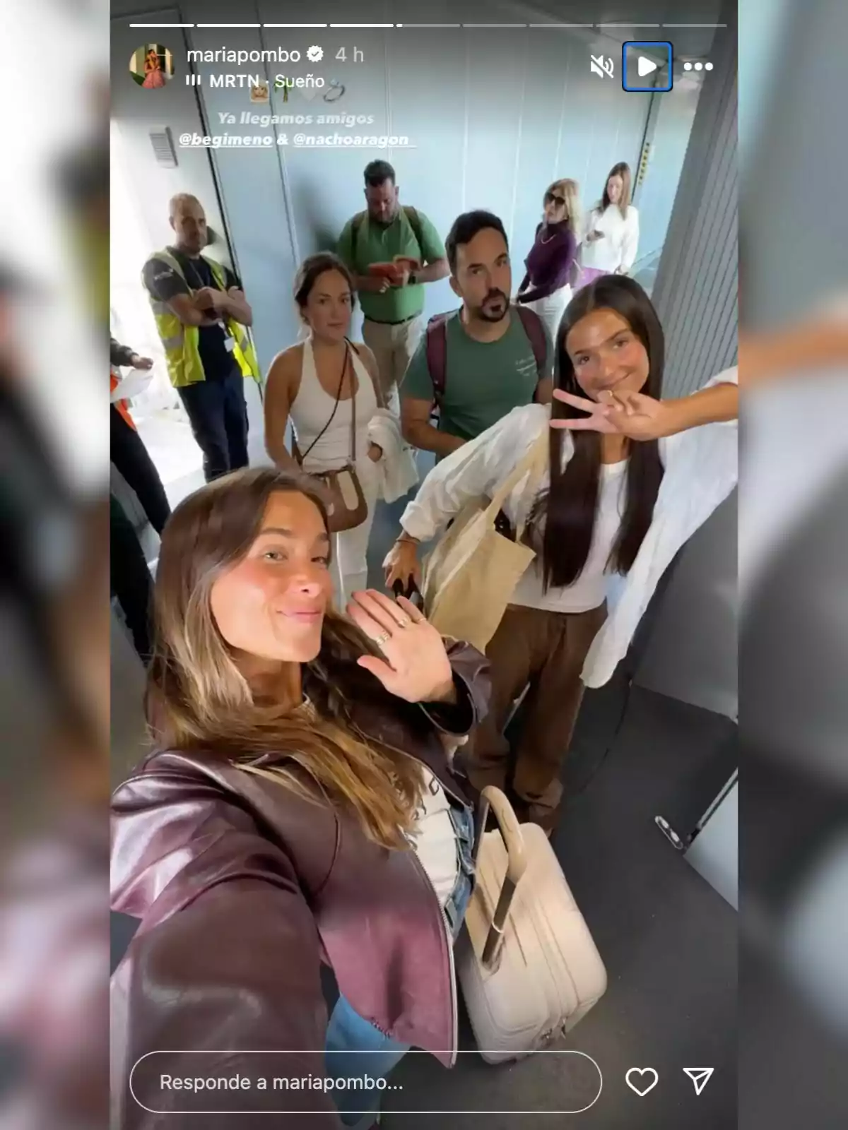 María Pombo junto a sus amigos posando para una selfie en un aeropuerto. María Pombo junto a sus amigos posando para una selfie en un aeropuerto.