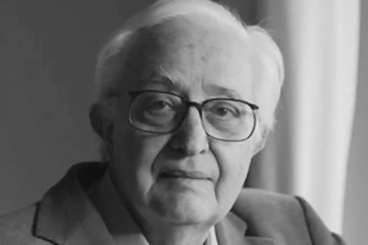 Mariano Ozores mayor con gafas y cabello canoso en una fotografía en blanco y negro.