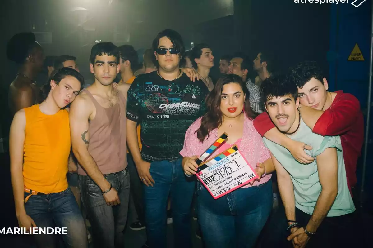 Fotografía de Blanca Martínez, Martin Urrutia, Omar Ayuso, Carlos González, Yenesi y Álvaro Jurado en el inicio del rodaje de Mariliendre de atresplayer