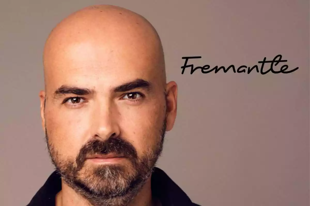 Fotografía de Mario Briongos con el logo de Fremantle