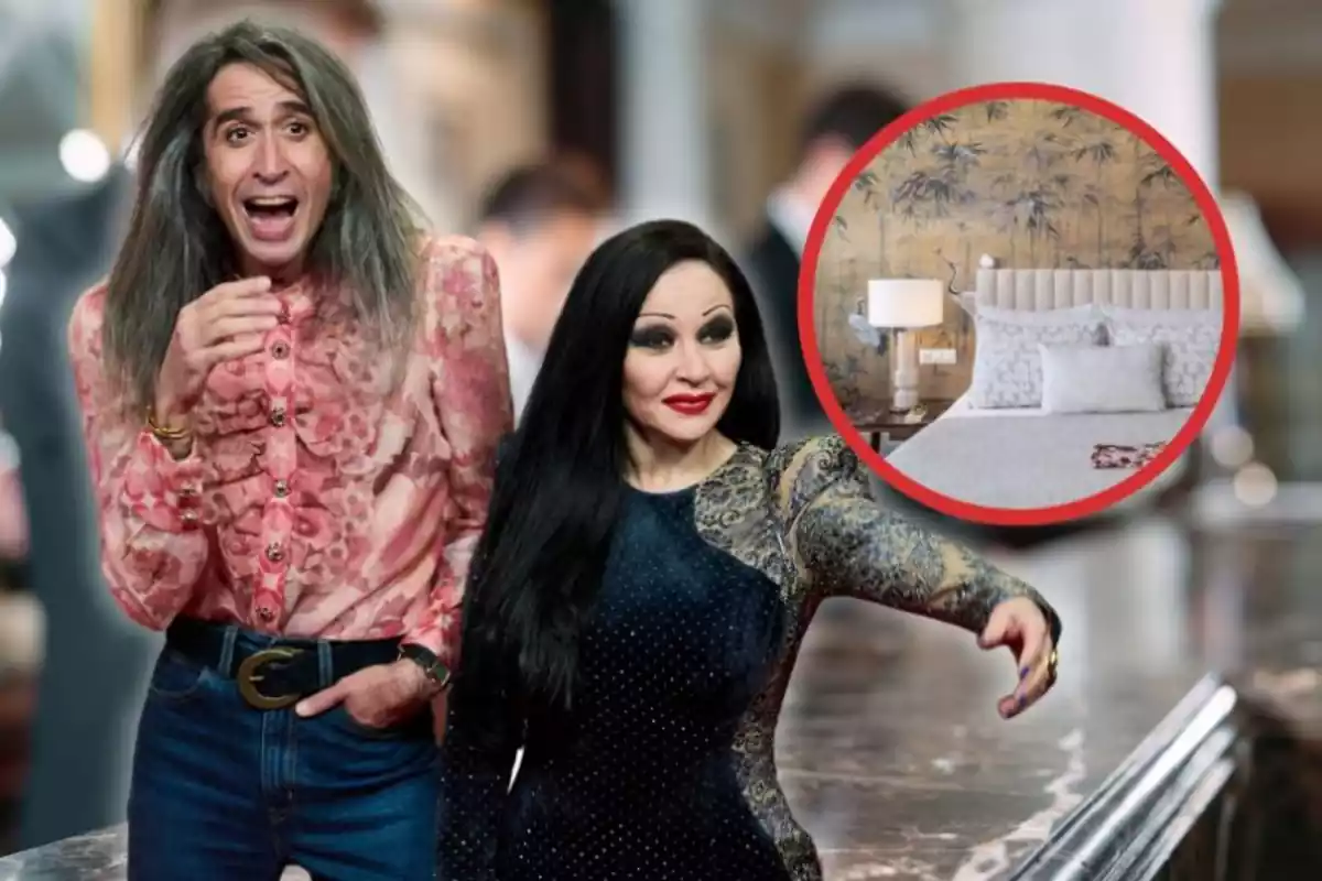 Mario Vaquerizo y Alaska sobre un fondo borroso y a su derecha una cama blanca con una pared de palmeras