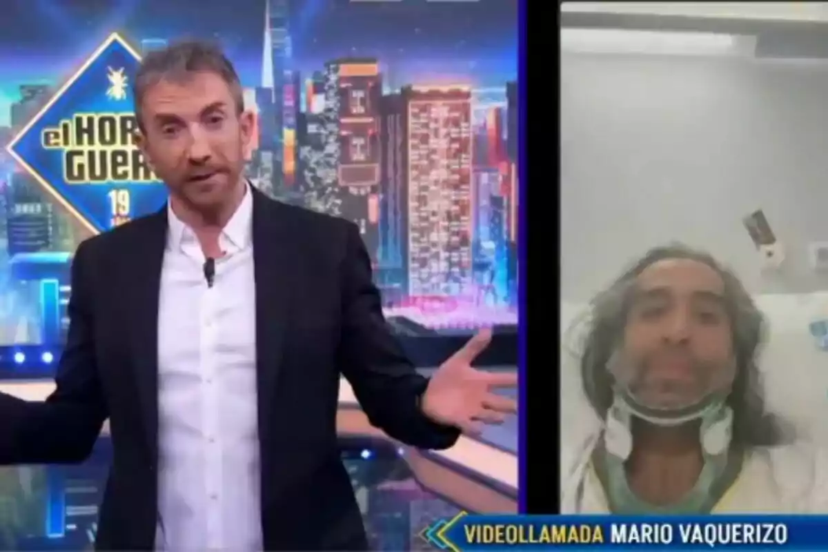 Pablo Motos está el plató de El Hormiguero con un fondo colorido mientras en una pantalla se muestra a Mario Vaquerizo en videollamada desde una cama de hospital.