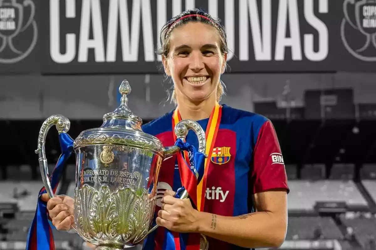 Mariona Caldentey posando con el trofeo de la Copa de la Reina