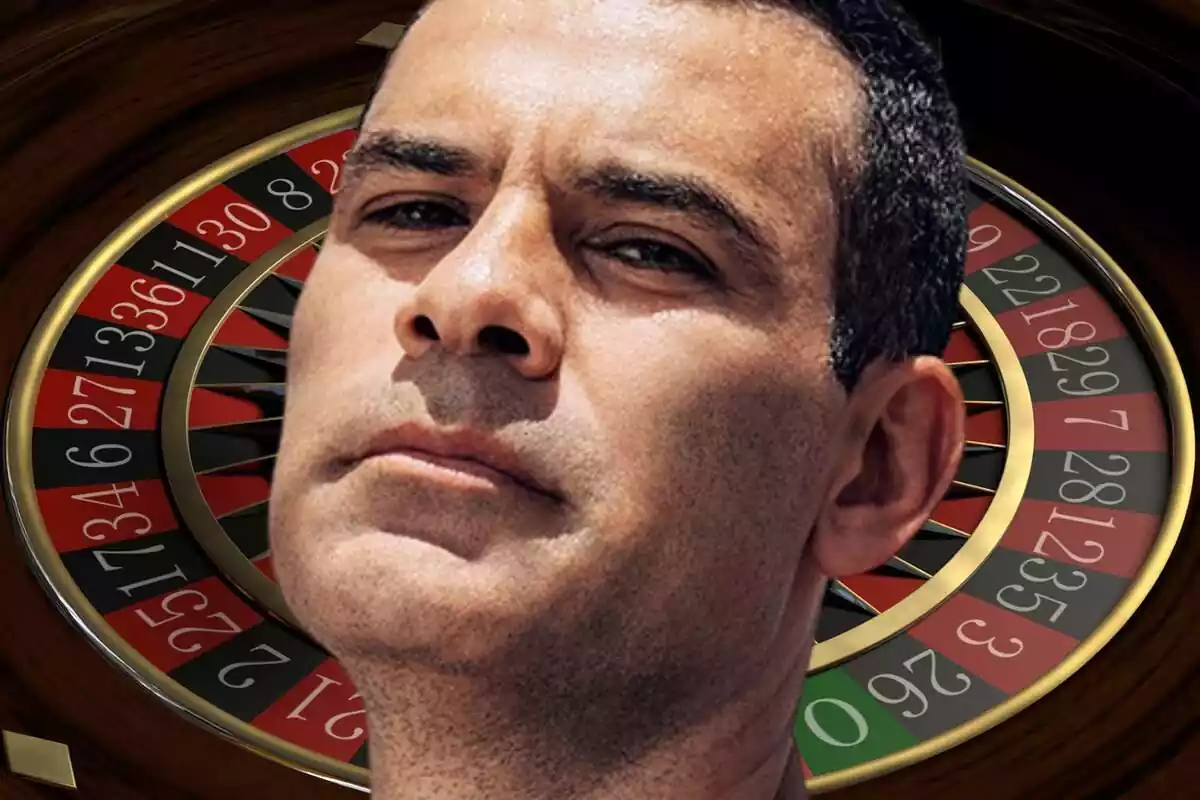 Rafa Márquez en primer plano con una ruleta de casino al fondo