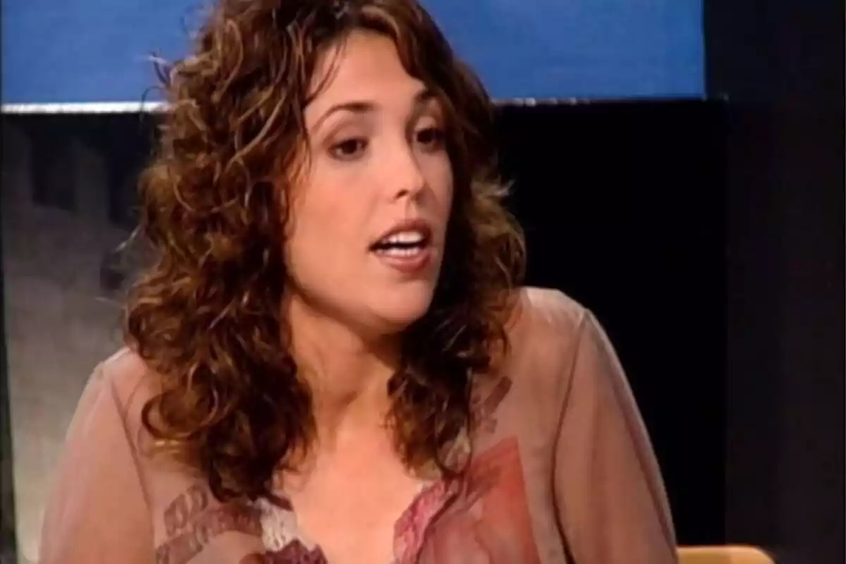 Captura de Marta Bosch hablando con una blusa marrón antes Captura de Marta Bosch hablando con una blusa marrón antes