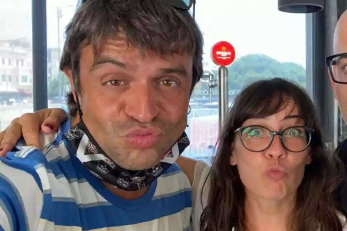 Manu Guix y Marta Cristià posando para una foto haciendo gestos divertidos con los labios fruncidos. Manu Guix y Marta Cristià posando para una foto haciendo gestos divertidos con los labios fruncidos.