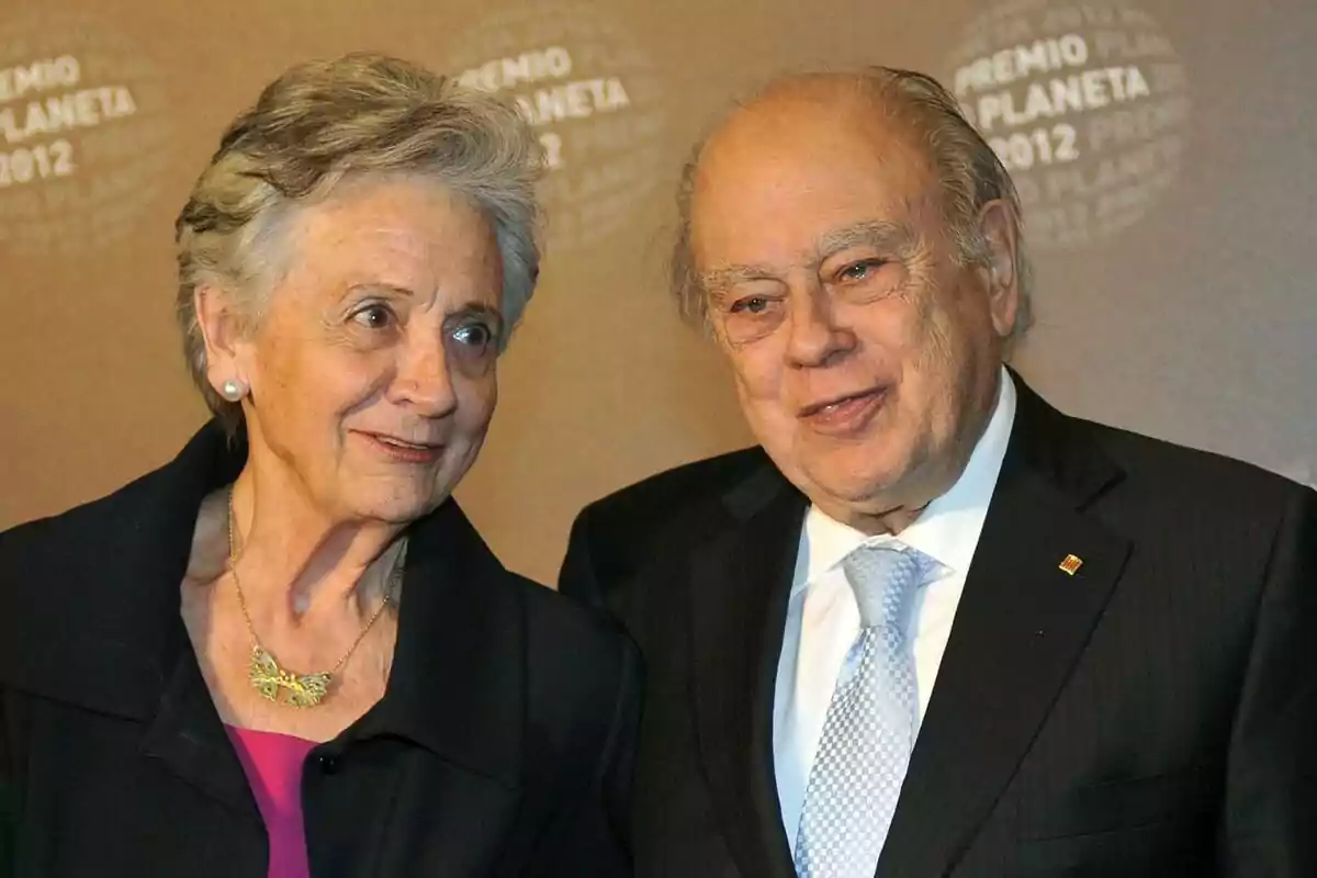 Marta Ferrusola y Jordi Pujol posando en el photocall del Premio Planeta 2012.