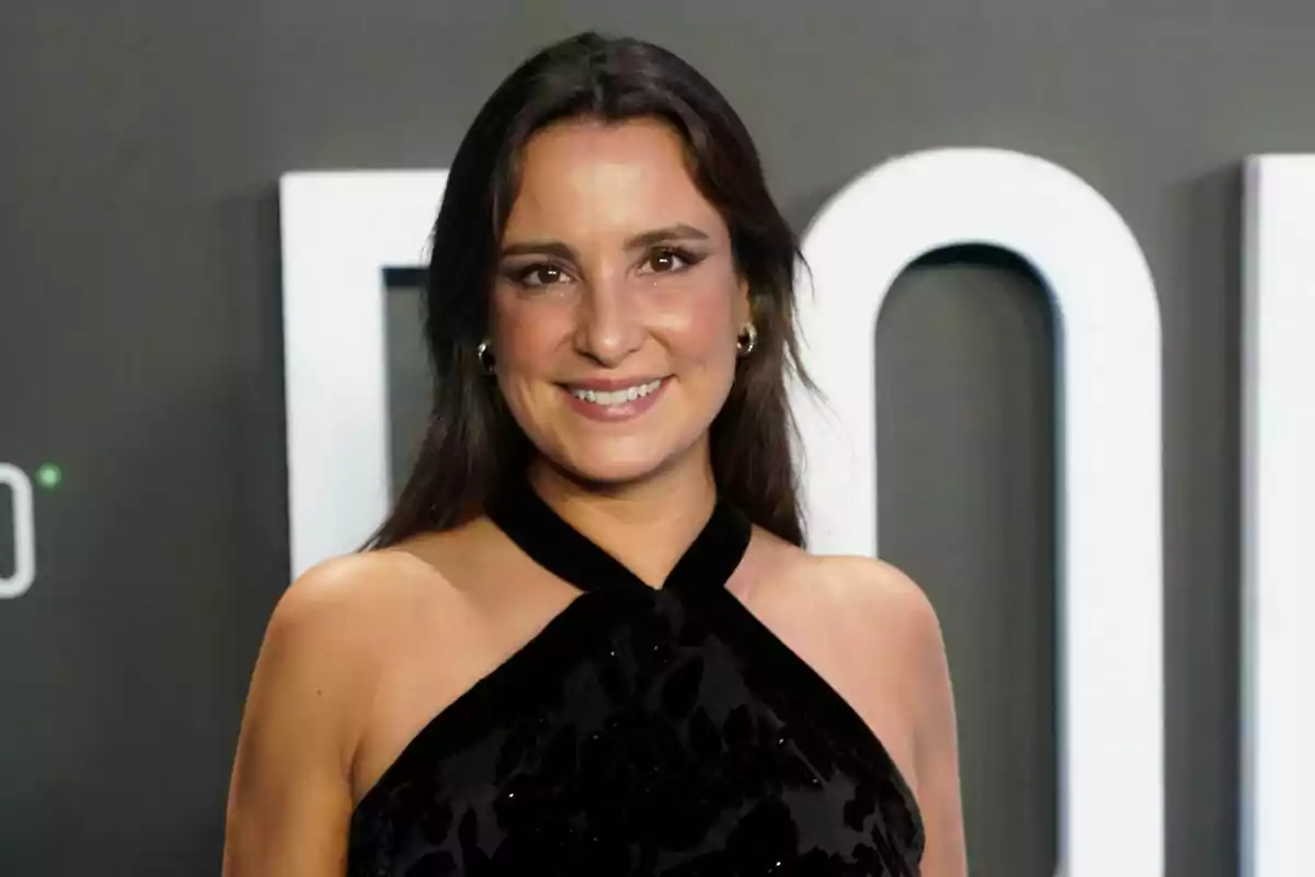 Marta Pombo sonriendo con vestido negro en un evento. Marta Pombo sonriendo con vestido negro en un evento.