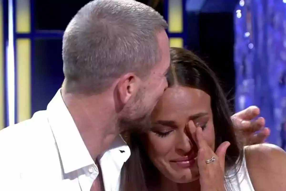 Captura de Marta Peñate llorando mientras Tony Spina la consuela con un beso en la frente en De Viernes