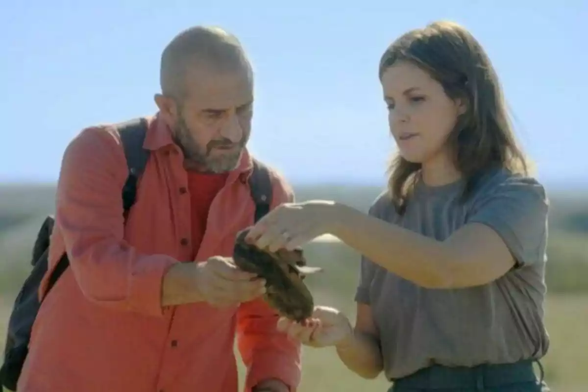 Eloi Vila y Marta Torné observando un objeto en un entorno al aire libre en el programa Quanta Guerra! de TV3.