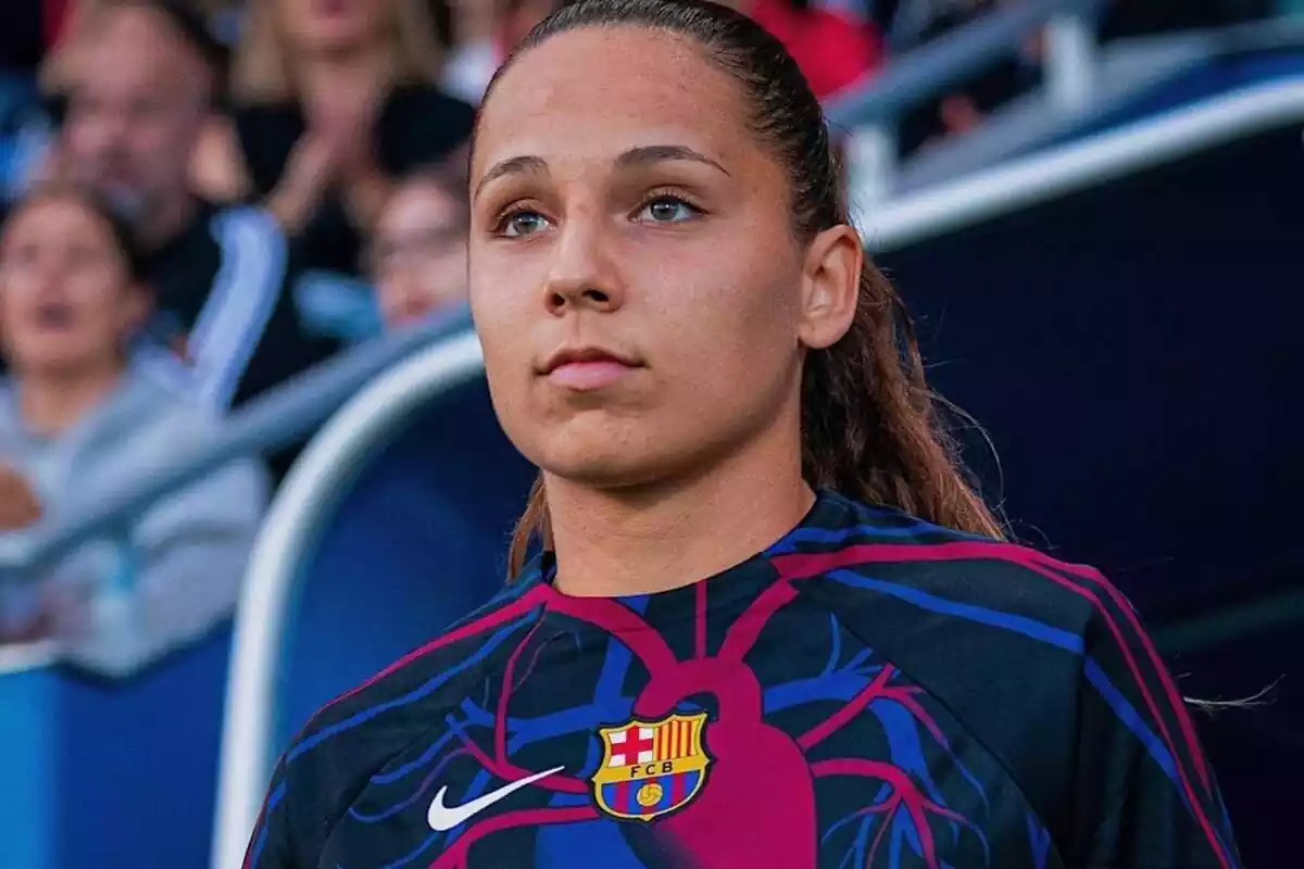Martina Fernández saltando al Estadio Johan Cruyff con la camiseta del Barça Femenino de calentamiento