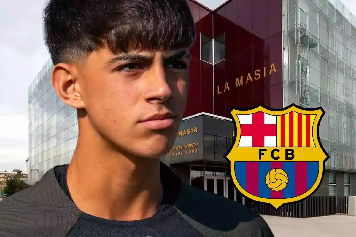 Marc Bernal con el escudo del FC Barcelona y La Masía de fondo