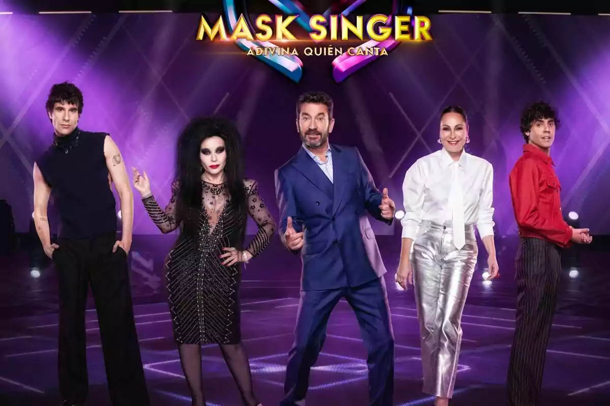 Cartel promocional de Mask Singer con Arturo Valls, Javier Calvo, Javier Ambrossi, Alaska y Ana Milán con un fondo morado