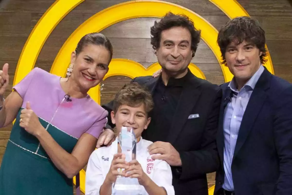 Fotografía de Samantha Vallejo-Nágera, Jordi Cruz y Pepe Rodríguez con Guillem, ganador de MasterChef Junior 9