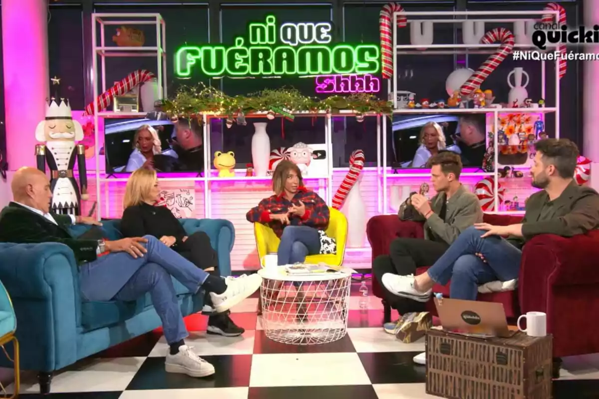 Kiko Matamoros, Belén Esteban, María Patiño, Gonzalo Vázquez y Javi de Hoyos están sentados en un set de televisión colorido con decoración navideña y un letrero que dice "Ni que fuéramos shhh".